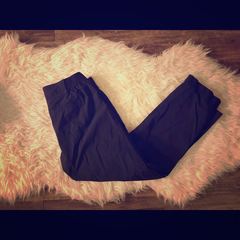 Black crop pants, quick dry material